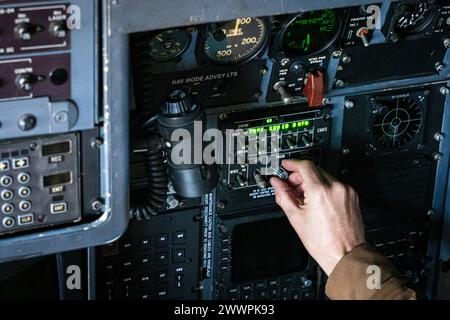 Les aviateurs des États-Unis affectés au 139th Aircraft maintenance Squadron, de la Missouri Air National Guard, effectuent une vérification de tension parasite dans le système ALE-47 Chaff and Flare d'un avion C-130H Hercules, tout en assistant au cours de formation sur les munitions et le gestionnaire de qualification des tâches d'armes, à la base de la Garde nationale aérienne de Rosecrans, in Joseph, Missouri, le 22 février 2024. Le contrôle est préformé afin de protéger les mainteneurs et les pilotes contre les fusées éclairantes accidentelles. Le cours WTQM, enseigné par le Advanced Airlift Tactics Training Center, comprend une formation au téléchargement de consommables dans le ALE-47 Chaff and Flare S. Banque D'Images