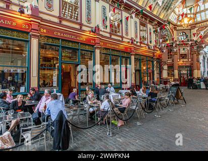 Leadenhall Market London - les employés de la ville apprécient la nourriture et les boissons dans le restaurant Chamberlains Leadenhall Market au cœur de la zone financière de la ville de Londres. Banque D'Images