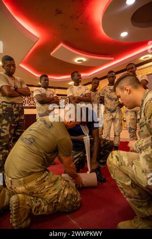 Des chefs militaires et diplomatiques de divers pays participants participent à un cours de combat tactique sur les pertes pendant le Cutlass Express 2024 Camp Doraleh, Djibouti le 27 février 2024. Des exercices comme Cutlass Express favorisent la confiance entre les Nations participantes en favorisant la compréhension mutuelle et la coopération. L'exercice Cutlass Express (ce) est l'un des trois exercices régionaux africains de la série « Express » parrainés par le U.S. Africa Command (AFRICOM) et facilités par les forces navales américaines Afrique/États-Unis Sixième flotte (NAVAF/SIXTHFLT). Garde nationale aérienne Banque D'Images