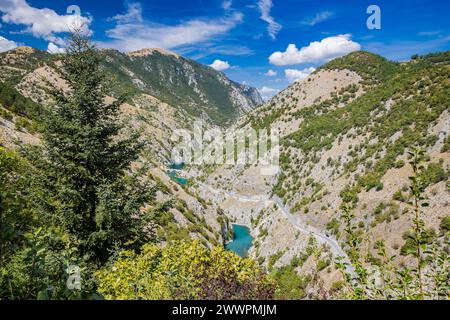 Lac San Domenico, dans les Gorges du Sagittario, dans les Abruzzes, L'Aquila, Italie. Le petit ermitage avec le pont de pierre. Les montagnes verdoyantes et le turque Banque D'Images