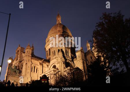 Basilique du Sacré-Cœur, Basilique du Sacré-Cœur, Basilique du Sacré-cœur, Montmartre, Paris, France at Nigh, ciel sombre, Editorial, Stock photo Banque D'Images
