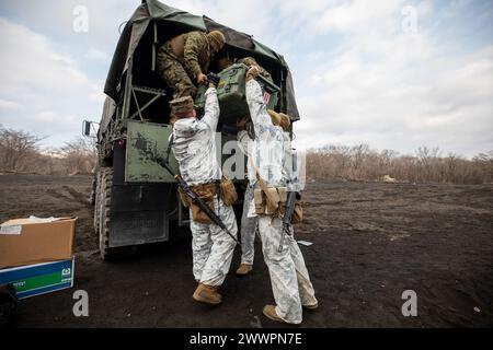 Les Marines des États-Unis avec le combat Logistics Regiment 3, 3rd Marine Logistics Group, chargent l'équipement dans un véhicule tactique de remplacement moyen pendant l'exercice Winter Workhorse 24 sur Combined Arms Training Center Camp Fuji, Japon, le 3 février 2024. Winter Workhorse est un exercice d'entraînement régulier conçu pour améliorer les capacités de combat dans des environnements contestés. Corps des Marines Banque D'Images