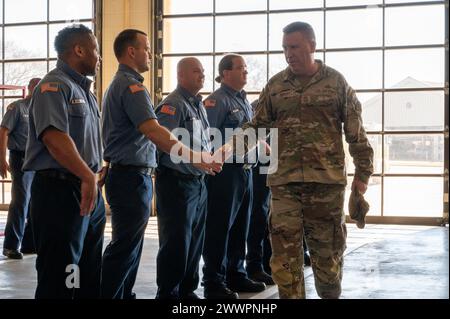 Le Sgt-maître-chef Chad Bickley, chef de commandement du commandement de l'éducation aérienne et de la formation, visite le personnel du service d'incendie à la base aérienne de Maxwell, en Alabama, le 22 février 2024. Pendant la visite, Bickley a passé son temps à dialoguer avec les aviateurs des unités de toute l’installation, qui jouent tous un rôle essentiel dans le succès de la mission de la 42e Escadre de la base aérienne. Armée de l'air Banque D'Images