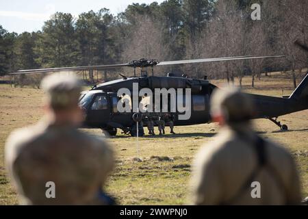 Les Rangers de l'armée américaine, affectés au 5th Ranger Training Battalion, effectuent un saut aéroporté depuis un hélicoptère UH-60 Black Hawk sur Stringer Drop zone à Dahlonega, en Géorgie, le 2 janvier 2024. L’événement annuel de formation donne aux Rangers l’occasion de devenir des parachutistes compétents tout en donnant à la communauté locale l’occasion de voir les Rangers s’entraîner dans la région de Dahlonega. Réserve de l'armée Banque D'Images