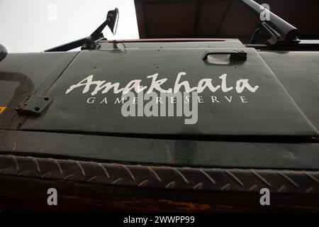 La porte passager verte d'un Landrover Defender personnalisé avec le nom Amakhala Game Reserve écrit en texte blanc utilisé pour les entraînements de jeu en Afrique du Sud Banque D'Images