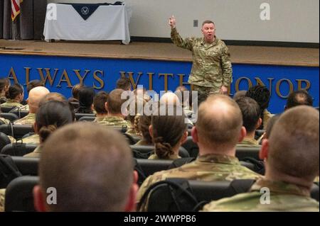 Le Sgt-maître-chef Chad Bickley, chef du commandement de l'éducation aérienne et du commandement de l'entraînement, donne un exposé sur le changement d'état d'esprit à la base aérienne Maxwell, en Alabama, le 22 février 2024. L'initiative changement de mentalité souligne l'importance de l'adaptabilité et de l'innovation dans le paysage des opérations militaires en évolution rapide. Le briefing vise à inculquer un changement de mentalité collective, encourageant les aviateurs à embrasser le changement et à exceller dans des environnements dynamiques. Armée de l'air Banque D'Images