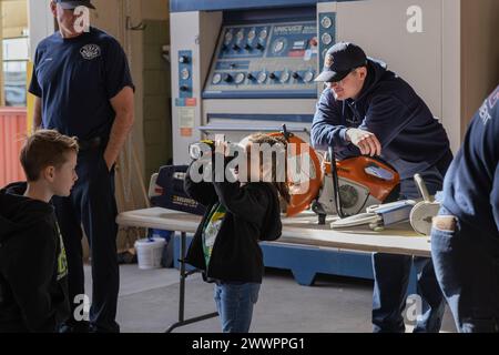 Un étudiant de la Gowan Science Academy utilise un équipement lors d'une visite scolaire à la Marine corps Air Station (MCAS) Yuma, Arizona, le 15 février 2024. MCAS Yuma offre aux écoles locales la possibilité de visiter la base pour éduquer les élèves sur les carrières militaires et les modes de vie. Corps des Marines Banque D'Images