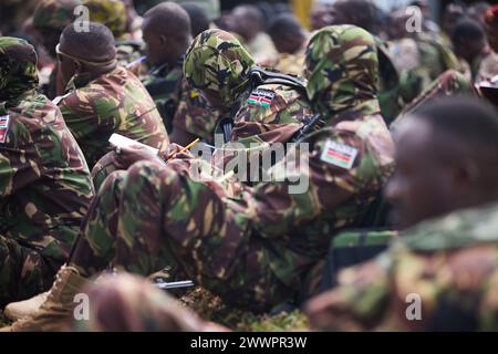 Les militaires des Forces de défense du Kenya prennent note au cours de la première journée de formation aux opérations urbaines à Justified Accord 2024 (JA24) au Centre de formation aux opérations de lutte contre le terrorisme et la stabilité insurrectionnelle à Nanyuki, Kenya, le 26 février 2024. Le JA24 est le plus grand exercice de l'US Africa Command en Afrique de l'est, qui se déroulera du 26 février au 7 mars. Dirigé par la Force opérationnelle sud-européenne de l'armée américaine, Afrique (SETAF-AF), et accueilli au Kenya, l'exercice de cette année comprendra du personnel et des unités de 23 pays. Cet exercice multinational renforce la préparation pour la force interarmées américaine, prépare regiona Banque D'Images