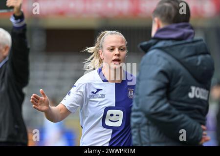 Sarah Wijnants (11 ans) d'Anderlecht photographiée lors d'un match de football féminin entre le RSC Anderlecht et le Club Brugge YLA le 1er jour des play offs de la saison 2023 - 2024 de la Super League belge des femmes du loto , le samedi 23 mars 2024 à Anderlecht , Belgique . PHOTO SPORTPIX | David Catry Banque D'Images