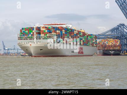 Porte-conteneurs OOCL Zeebrugge quittant le quai au départ du port de Felixstowe, Suffolk, Angleterre, Royaume-Uni Banque D'Images
