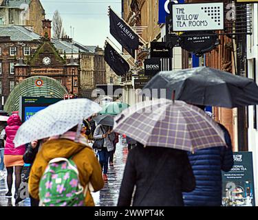 Glasgow, Écosse, Royaume-Uni. 25 mars 2024 : Météo britannique : le temps pluvieux du printemps dans la ville a vu les habitants et les touristes dans les rues du centre-ville avec leurs parapluies. La capitale du shopping de l'écosse dans le style Mile, rue buchanan. Crédit Gerard Ferry/Alamy Live News Banque D'Images