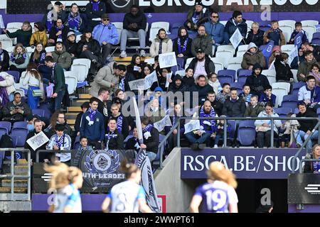 Anderlecht, Belgique. 23 mars 2024. Fans et supporters d'Anderlecht photographiés lors d'un match de football féminin entre le RSC Anderlecht et le Club Brugge YLA lors de la 1ère journée des play offs de la saison 2023 - 2024 de la Super League belge Lotto Womens, le samedi 23 mars 2024 à Anderlecht, Belgique . Crédit : Sportpix/Alamy Live News Banque D'Images