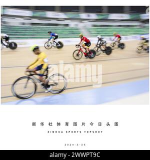 (240325) -- PÉKIN, 25 mars 2024 (Xinhua) -- Liang Weicong (C), de Chine, participe à la finale masculine C1 Scratch Race des Championnats du monde sur piste para-cyclable 2024 à Rio de Janeiro, Brésil, le 24 mars 2024. (Xinhua/Wang Tiancong) Banque D'Images