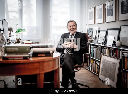 Hanovre, Allemagne. 14 mars 2024. Gerhard Schröder (SPD), chancelier fédéral de 1998 à 2005, photographié dans son bureau. Crédit : Michael Kappeler/dpa/Alamy Live News Banque D'Images