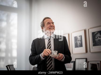 Hanovre, Allemagne. 14 mars 2024. Gerhard Schröder (SPD), chancelier fédéral de 1998 à 2005, photographié dans son bureau. Crédit : Michael Kappeler/dpa/Alamy Live News Banque D'Images