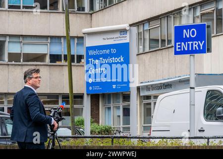 Londres, Royaume-Uni. 25 mars 2024. Le Service de développement de l'identité de genre (GIDS) du Centre Tavistock fermera définitivement ses portes le 31 mars. Son effondrement s'y est déroulé au cours de la dernière décennie après que des preuves ont émergé indiquant que cette intervention médicale ne bénéficiait pas à beaucoup de jeunes qui en bénéficiaient. Géré par le Tavistock and Portman NHS Foundation Trust. Crédit : Guy Bell/Alamy Live News Banque D'Images