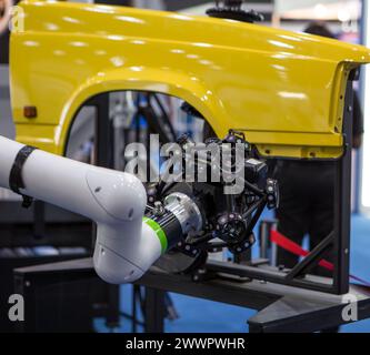 Bras de robot équipé optique CMM 3D scanner de coordonnées machine de mesure scannant des pièces de voiture dans l'industrie automobile. Banque D'Images