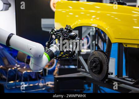 Bras de robot équipé optique CMM 3D scanner de coordonnées machine de mesure scannant des pièces de voiture dans l'industrie automobile. Banque D'Images