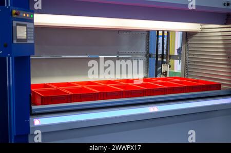 Solution ergonomique de stockage vertical. Système automatisé de stockage et de récupération. Entrepôt industriel moderne. Banque D'Images