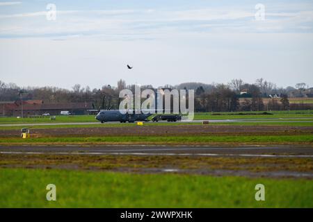 Des aviateurs américains avec approvisionnement en carburant, vol d'opérations de soutien, 424th Airbase Squadron stationnent leur camion pour effectuer un ravitaillement à ailes mouillées sur un avion C-130J Super Hercules, sur la base aérienne de Chièvres, Belgique, le 15 février 2024. Le ravitaillement en carburant des ailes mouillées est une exigence de formation annuelle, où les aviateurs font le plein d'un avion pendant que les moteurs sont en marche. Armée Banque D'Images