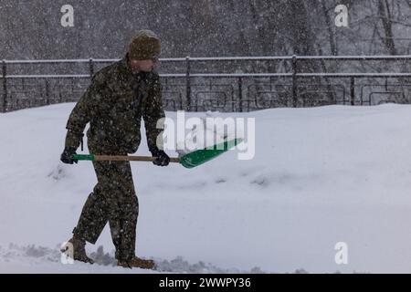 Raymond Sutschek, 1er lieutenant du corps des Marines des États-Unis, pelle de la neige lors de Korea Viper 24,1 à Pyeongchang, République de Corée, le 15 février 2024. Dans sa première version, Korea Viper démontre la capacité du corps des Marines ROK-US à réagir de manière décisive dans la région en tant que force unique et unifiée tout en renforçant les relations et la confiance entre les deux alliés. Sutschek, originaire de l'Illinois, est officier d'infanterie du 2e bataillon du 7e Marines. Le 2/7 est déployé dans l'Indo-Pacifique sous le 4e Régiment de Marines, 3e Division des Marines dans le cadre du programme de déploiement des unités. Corps des Marines Banque D'Images