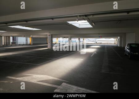 places de parking, garage à plusieurs étages vide pour le public, places de parking pour garer les voitures dans le garage couvert. garage à plusieurs étages Banque D'Images