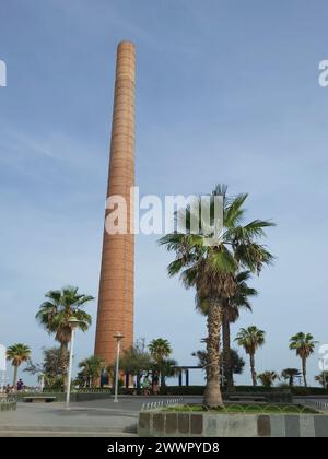 Cheminée de la fonderie de plomb 'Los Guindos' également connue sous le nom de Torre Monica. A fonctionné jusqu'en 1979. Málaga, Espagne. Banque D'Images