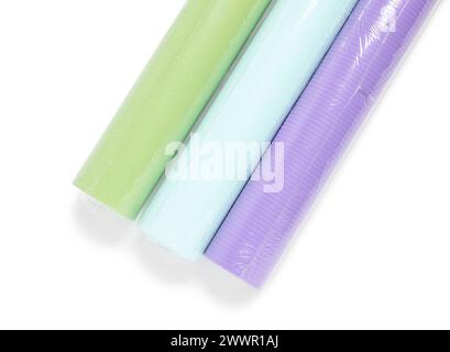 Rouleaux de papier peint colorés isolés sur blanc, vue de dessus Banque D'Images