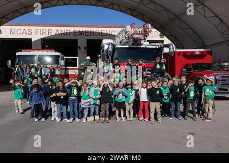 Les élèves et les chaperons de la Gowan Science Academy posent pour une photo lors d'une visite scolaire à la Marine corps Air Station (MCAS) Yuma, Arizona, le 15 février 2024. MCAS Yuma offre aux écoles locales la possibilité de visiter la base pour éduquer les élèves sur les carrières militaires et les modes de vie. Corps des Marines Banque D'Images