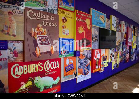 Vintage réplique Cadbury's Advertising signes de leurs produits de chocolat sur l'affichage à l'usine Cadbury's et les bureaux à Bournville, Birmingham. Banque D'Images