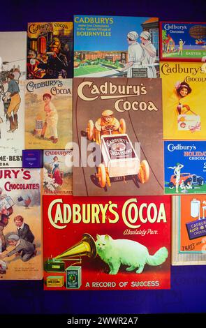 Vintage réplique Cadbury's Advertising signes de leurs produits de chocolat sur l'affichage à l'usine Cadbury's et les bureaux à Bournville, Birmingham. Banque D'Images