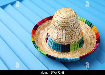 Chapeau sombrero mexicain sur surface en bois bleu. Espace pour le texte Banque D'Images