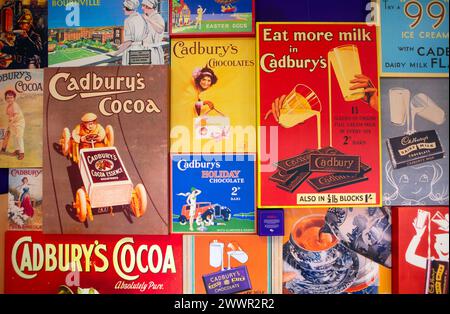 Vintage réplique Cadbury's Advertising signes de leurs produits de chocolat sur l'affichage à l'usine Cadbury's et les bureaux à Bournville, Birmingham. Banque D'Images