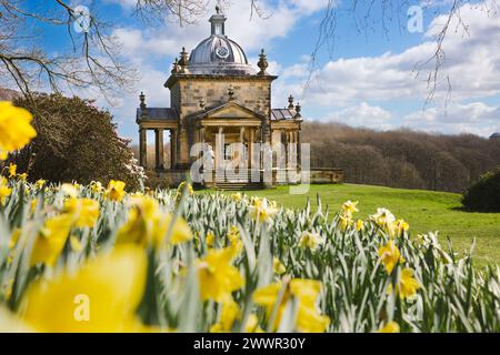 CASTLE HOWARD, YORK, ROYAUME-UNI - 23 MARS 2024. Un paysage panoramique du Temple des quatre vents dans les jardins de la majestueuse demeure britannique du château Banque D'Images