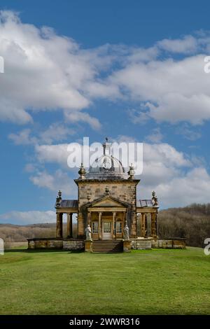 CASTLE HOWARD, YORK, ROYAUME-UNI - 23 MARS 2024. Un paysage panoramique vertical du Temple des quatre vents dans les jardins de la majestueuse maison britannique o Banque D'Images