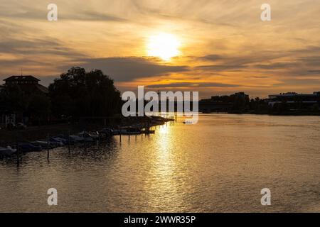 Konstanz, vue depuis le pont cyclable sur l'arrière-pays au coucher du soleil avec des silhouettes Banque D'Images