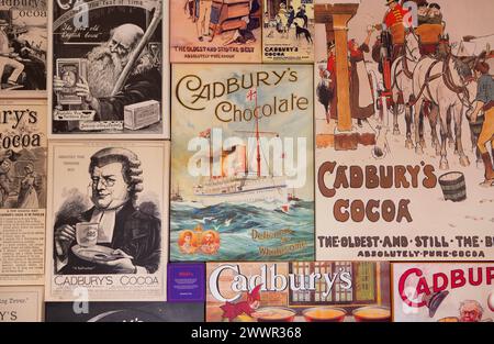 Vintage réplique Cadbury's Advertising signes de leurs produits de chocolat sur l'affichage à l'usine Cadbury's et les bureaux à Bournville, Birmingham. Banque D'Images