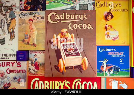 Vintage réplique Cadbury's Advertising signes de leurs produits de chocolat sur l'affichage à l'usine Cadbury's et les bureaux à Bournville, Birmingham. Banque D'Images