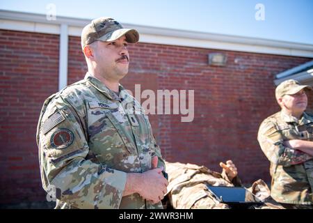 Le premier maître de première classe de la Garde côtière américaine Pereira écoute le conseiller principal du président (SEAC) du corps des Marines des États-Unis, le sergent Major Troy E. Black, parler avec des gardes côtiers affectés au centre de formation des missions spéciales de la Garde côtière américaine lors d'une démonstration de soins aux victimes de combat tactique (TCCC) au Camp Lejeune, Caroline du Nord, 15 février 2024. Black a rencontré les dirigeants et le personnel pour augmenter les relations inter-services tout en promouvant joint Warfighting et War-Winning dans les domaines, les services et la Force totale. Armée de l'air Banque D'Images