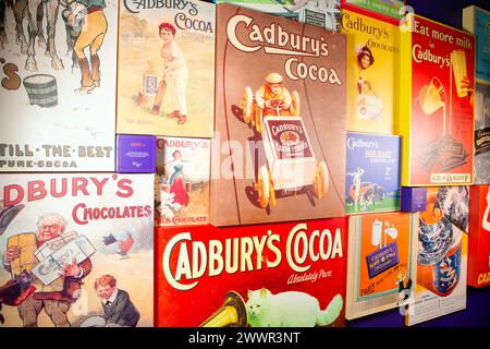 Vintage réplique Cadbury's Advertising signes de leurs produits de chocolat sur l'affichage à l'usine Cadbury's et les bureaux à Bournville, Birmingham. Banque D'Images