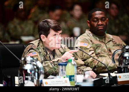 Le lieutenant Gen. Maria Gervais, commandant adjoint de TRADOC, prend la parole à la conférence sur la synchronisation des gens de l'Armée le 26 février. [Armée américaine Banque D'Images