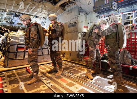 Gaza, Territoires palestiniens. 25 mars 2024. Avant de voler dans l'espace aérien contrôlé par Israël, les soldats à bord d'un avion C-130 Hercules transportant des forces aériennes portent des parachutes. La Bundeswehr participe avec d'autres Nations à des vols d'aide dans lesquels les secours sont largués à partir d'avions de transport. Crédit : Boris Roessler/dpa/Alamy Live News Banque D'Images