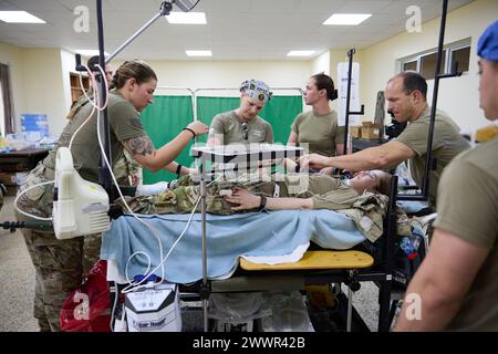 Les soldats de l’armée américaine du 921st Field Hospital, de la 176th Medical Brigade, du 807th Medical Command, une unité de réserve de l’armée américaine, tendent vers la jambe d’un blessé lors d’une répétition d’évacuation médicale pendant Justified Accord 2024 (JA24) au Centre de formation aux opérations de stabilité et de terrorisme contre l’insurrection à Nanyuki, Kenya, le 27 février 2024. Le JA24 est le plus grand exercice de l'US Africa Command en Afrique de l'est, qui se déroulera du 26 février au 7 mars. Dirigé par la Force opérationnelle sud-européenne de l'armée américaine, Afrique (SETAF-AF), et accueilli au Kenya, l'exercice de cette année comprendra du personnel et des unités de 23 pays. Ce mu Banque D'Images