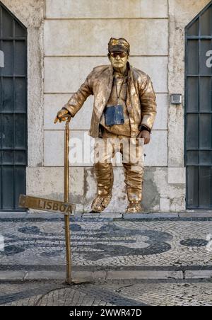 Statue vivante mâle en or à Lisbonne, Portugal Banque D'Images