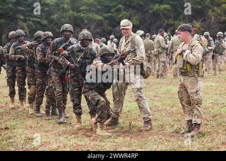 Des soldats de l'armée britannique du 1er bataillon Irish Guards, 11e brigade des forces de sécurité, instruisent les militaires des forces de défense du Kenya sur les opérations de combat urbain pendant l'Accord justifié 2024 (JA24) au Centre de formation aux opérations de stabilité et de terrorisme contre l'insurrection à Nanyuki, Kenya, le 26 février 2024. Le JA24 est le plus grand exercice de l'US Africa Command en Afrique de l'est, qui se déroulera du 26 février au 7 mars. Dirigé par la Force opérationnelle sud-européenne de l'armée américaine, Afrique (SETAF-AF), et accueilli au Kenya, l'exercice de cette année comprendra du personnel et des unités de 23 pays. Cette multinationale Banque D'Images