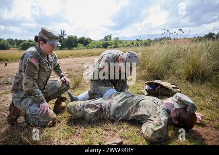 Les soldats de l’armée américaine du 921st Field Hospital, de la 176th Medical Brigade, du 807th Medical Command, une unité de réserve de l’armée américaine, tendent vers la jambe d’un blessé lors d’une répétition d’évacuation médicale (MEDEVAC) à Justified Accord 2024 (JA24) à Nanyuki, Kenya, le 27 février 2024. Le JA24 est le plus grand exercice de l'US Africa Command en Afrique de l'est, qui se déroulera du 26 février au 7 mars. Dirigé par la Force opérationnelle sud-européenne de l'armée américaine, Afrique (SETAF-AF), et accueilli au Kenya, l'exercice de cette année comprendra du personnel et des unités de 23 pays. Cet exercice multinational renforce la préparation pour la force interarmées américaine, prépare Re Banque D'Images