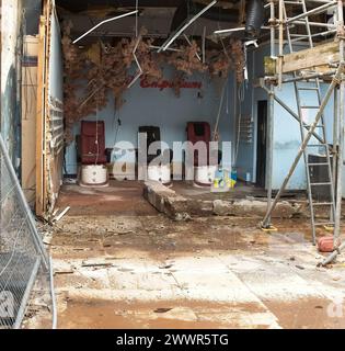 Il reste trois chaises d'un incendie qui a brûlé un bâtiment utilisé comme salon de clou dans la rue commerçante de Blackpool, en Angleterre Banque D'Images