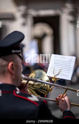 Rome, RM, Italie. 25 mars 2024. Italian Carabinieri Band joue sur la Piazza Colonna, en face du palais Chigi, bureau du premier ministre italien. (Crédit image : © Marco Di Gianvito/ZUMA Press Wire) USAGE ÉDITORIAL SEULEMENT! Non destiné à UN USAGE commercial ! Banque D'Images