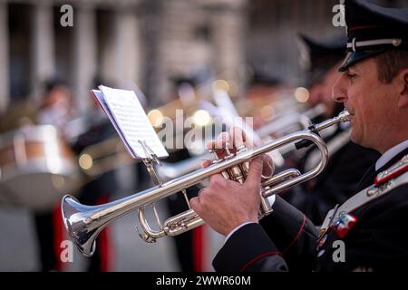 Rome, RM, Italie. 25 mars 2024. Italian Carabinieri Band joue sur la Piazza Colonna, en face du palais Chigi, bureau du premier ministre italien. (Crédit image : © Marco Di Gianvito/ZUMA Press Wire) USAGE ÉDITORIAL SEULEMENT! Non destiné à UN USAGE commercial ! Banque D'Images