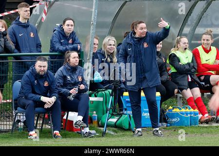 Melanie Reay, la manager féminine de Sunderland, fait un geste lors du match du championnat féminin de FA entre Sunderland Women et Durham Women FC à Eppleton CW, Hetton, dimanche 24 mars 2024. (Photo : Mark Fletcher | mi News) crédit : MI News & Sport /Alamy Live News Banque D'Images